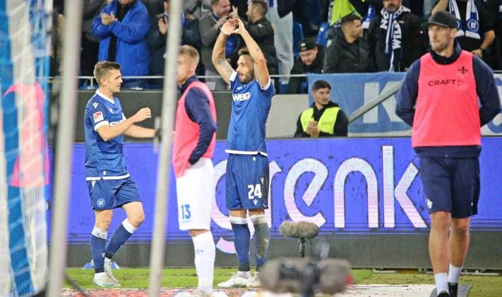 04 10 2024, xmohx, Fußball 2 Bundesliga, Karlsruher SC SV Darmstadt 98 emspor, v l Fabian Schleusener Karlsruhe celebrates the 3 3 together with Marvin Wanitzek DFL DFB REGULATIONS PROHIBIT ANY USE OF PHOTOGRAPHS as IMAGE SEQUENCES and or QUASI VIDEO Karlsruhe