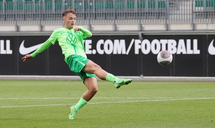 U19, DFB Pokal VfL Wolfsburg vs Eintracht Frankfurt Wolfsburg, 05 10 2024, Soccer, A Juniors, U19, Season 24 25, DFB Pokal, Round of 16, VfL Wolfsburg vs Eintracht Frankfurt, Picture shows Pharell Hensel VfL, 8 scores the goal for VfL Wolfsburg in this scene to make it 1 1