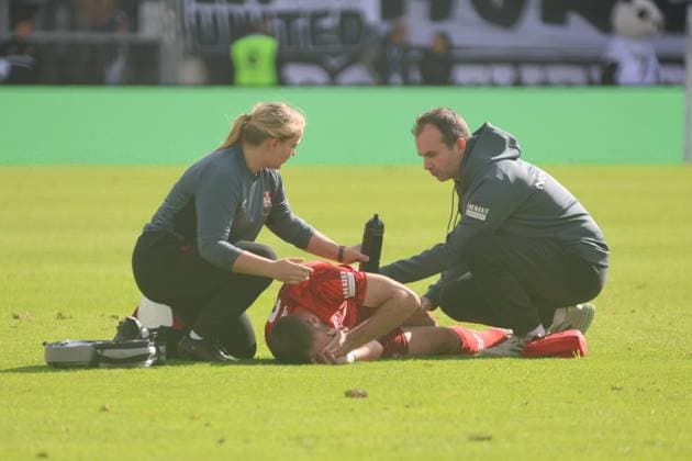 05.10.2024, Fussball, Herren, 2. Bundesliga, Saison 2024 2025, SV 07 Elversberg - 1. FC Kaiserslautern, Boris Tomiak (1. FC Kaiserslautern) verletzt Elversberg Ursapharm-Arena an der Kaiserlinde Saarland Deutschland (DE) *** 05 10 2024, Football, Men, 2 Bundesliga, Season 2024 2025, SV 07 Elversberg 1 FC Kaiserslautern, Boris Tomiak 1 FC Kaiserslautern injured Elversberg Ursapharm Arena an der Kaiserlinde Saarland Germany EN Copyright: xFabianxKleerx