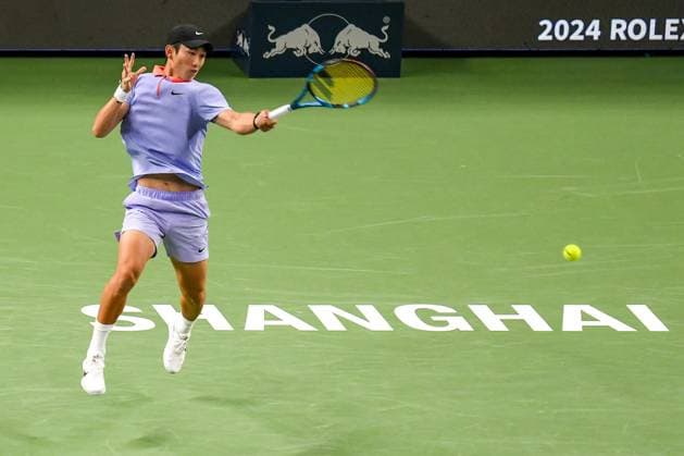 (241005) -- SHANGHAI, Oct. 5, 2024 -- Shang Juncheng hits a return during the men s singles round of 64 match between Carlos Alcaraz of Spain and Shang Juncheng of China at the ATP, Tennis Herren World Tour Shanghai Masters tennis tournament in Shanghai, east China, Oct. 5, 2024. ) (SP)CHINA-SHANGHAI-TENNIS-ATP TOUR-SHANGHAI MASTERS (CN) WangxXiang 