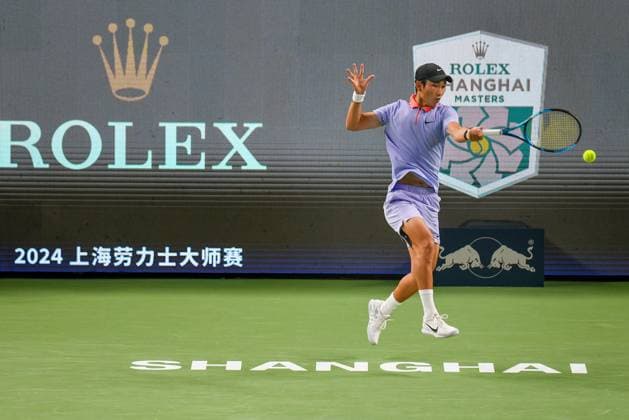 (241005) -- SHANGHAI, Oct. 5, 2024 -- Shang Juncheng hits a return during the men s singles round of 64 match between Carlos Alcaraz of Spain and Shang Juncheng of China at the ATP, Tennis Herren World Tour Shanghai Masters tennis tournament in Shanghai, east China, Oct. 5, 2024. ) (SP)CHINA-SHANGHAI-TENNIS-ATP TOUR-SHANGHAI MASTERS (CN) WangxXiang 
