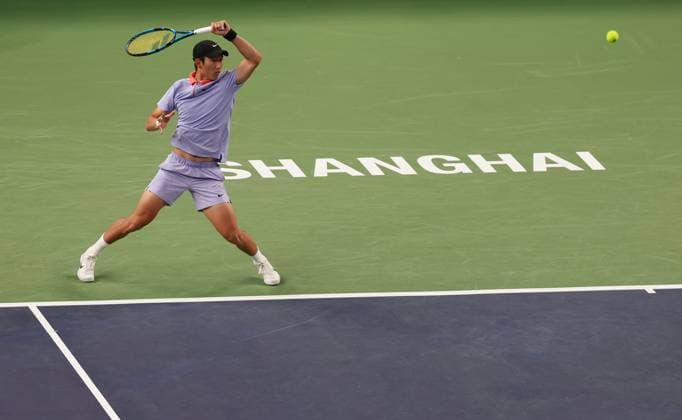 (241005) -- SHANGHAI, Oct. 5, 2024 -- Shang Juncheng hits a return during the men s singles round of 64 match between Carlos Alcaraz of Spain and Shang Juncheng of China at the ATP, Tennis Herren World Tour Shanghai Masters tennis tournament in Shanghai, east China, Oct. 5, 2024. ) (SP)CHINA-SHANGHAI-TENNIS-ATP TOUR-SHANGHAI MASTERS (CN) WangxXiang 