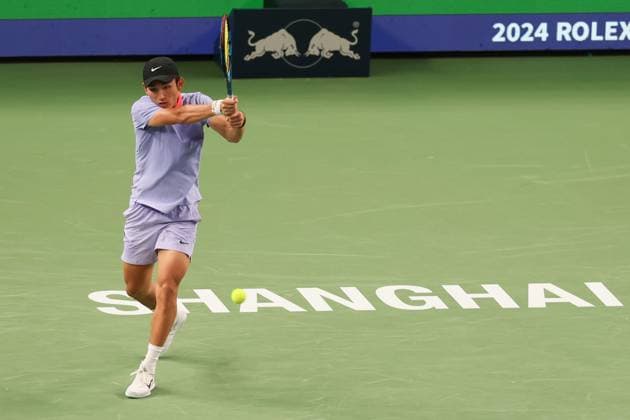 (241005) -- SHANGHAI, Oct. 5, 2024 -- Shang Juncheng hits a return during the men s singles round of 64 match between Carlos Alcaraz of Spain and Shang Juncheng of China at the ATP, Tennis Herren World Tour Shanghai Masters tennis tournament in Shanghai, east China, Oct. 5, 2024. ) (SP)CHINA-SHANGHAI-TENNIS-ATP TOUR-SHANGHAI MASTERS (CN) WangxXiang 