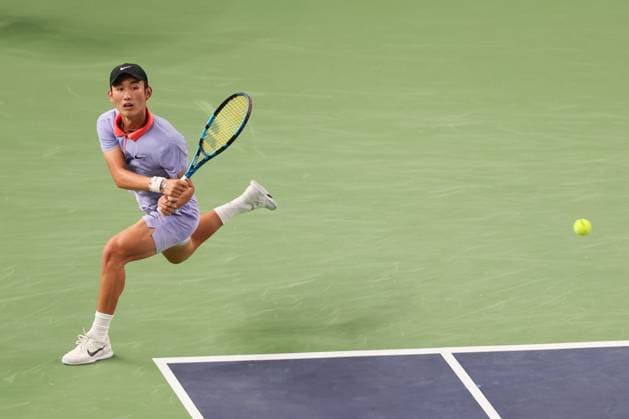 (241005) -- SHANGHAI, Oct. 5, 2024 -- Shang Juncheng hits a return during the men s singles round of 64 match between Carlos Alcaraz of Spain and Shang Juncheng of China at the ATP, Tennis Herren World Tour Shanghai Masters tennis tournament in Shanghai, east China, Oct. 5, 2024. ) (SP)CHINA-SHANGHAI-TENNIS-ATP TOUR-SHANGHAI MASTERS (CN) WangxXiang 