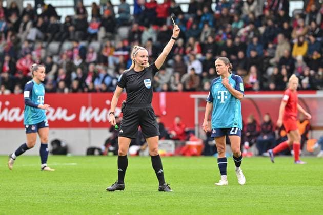 Google Pixel Womens Bundesliga FC Bayern Munich Women 1 FC Cologne Women 05 10 2024 Referee Fabienne MICHEL shows yellow card Womens Bundesliga FC Bayern Munich Women 1 FC Cologne Women, FC Bayern Campus on 05 10 2024 Copyright: xBEAUTIFULxSPORTS Goldbergx