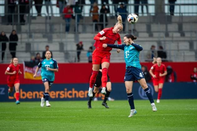 Giulia Gwinn FC Bayern Muenchen, 07 in duel with Sara Agrez FC Koeln, 04 , GER, FC Bayern Muenchen vs 1 FC Koeln, Fußball Google Pixel Frauen Bundesliga, 5 Spieltag, Saison 2024 2025, 05 10 2024 DFB regulations prohibit any use of photographs as image sequences and or quasi video GER, FC Bayern Muenchen vs 1 FC Koeln, Fussball Google Pixel Frauen Bundesliga, 5 Spieltag, Saison 2024 2025, 05 10 2024 Muenchen Copyright: xEibner-Pressefoto Memmlerx EP_MMR