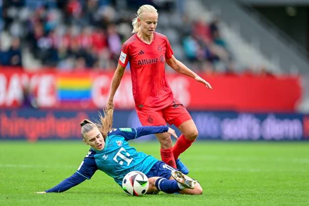 v li Alena Bienz Köln, 11 Pernille Harder FC Bayern München, FCB, 21 im Zweikampf, Duell, duel, tackle, Dynamik, Action, Aktion, 05 10 2024, München Deutschland , Fußball, Google Pixel Frauen Bundesliga, FC Bayern München 1 FC Köln, DFB DFL REGULATIONS PROHIBIT ANY USE OF PHOTOGRAPHS AS IMAGE SEQUENCES AND OR QUASI VIDEO xslx