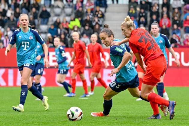v li Janina Hechler Cologne, 28 Sylwia Matysik Cologne, 20 Carolin Simon FC Bayern Munich, FCB, 30 in duel, duel, tackle, dynamics, action, action, 05 10 2024, Munich Germany , Football, Google Pixel Womens Bundesliga, FC Bayern Munich 1 FC Cologne, DFB DFL REGULATIONS PROHIBIT ANY USE OF PHOTOGRAPHS AS IMAGE SEQUENCES AND OR QUASI VIDEO xslx