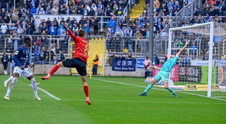 Sport Themen der Woche KW40 Leroy Kwadwo (TSV 1860 Muenchen, 21) kann nur zusehen, wie Nick Baetzner (SV Wehen Wiesbaden, 8) den Ball im Tor zum 0:2 versenkt. GER, TSV 1860 Muenchen gegen SV Wehen Wiesbaden, Fussball, 3. Bundesliga, 9. Spieltag, Saison 2024 2025, 05.10.2024. (DFL DFB REGULATIONS PROHIBIT ANY USE OF PHOTOGRAPHS as IMAGE SEQUENCES and or QUASI-VIDEO). GER, TSV 1860 Muenchen gegen SV Wehen Wiesbaden, Fussball, 3. Bundesliga, 9. Spieltag, Saison 2024 2025, 05.10.2024. Muenchen *** Leroy Kwadwo TSV 1860 Muenchen, 21 can only watch as Nick Baetzner SV Wehen Wiesbaden, 8 puts the ball in the net to make it 0 2 GER, TSV 1860 Muenchen vs SV Wehen Wiesbaden, Football, 3 Bundesliga, Matchday 9, Season 2024 2025, 05 10 2024 DFL DFB REGULATIONS PROHIBIT ANY USE OF PHOTOGRAPHS as IMAGE SEQUENCES and or QUASI VIDEO GER, TSV 1860 Muenchen vs SV Wehen Wiesbaden, Football, 3 Bundesliga, Matchday 9, Season 2024 2025, 05 10 2024 Muenchen Copyright: xEibner-Pressefoto HeikexFeinerx EP_HFR