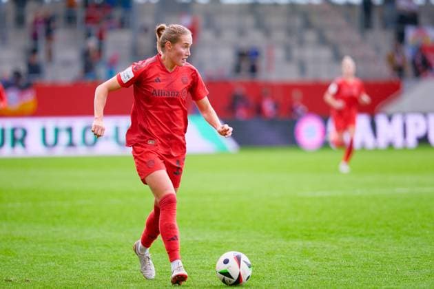 Klara Bühl 17, FC Bayern München beim Spiel FC Bayern München v 1 FC Köln, Fußball, Google Pixel Frauen Bundesliga 2024 2025, 5 Spieltag am 05 10 2024 in München, FC Bayern Campus DFL and DFB regulations prohibit any use of photographs as image sequences and or quasi video Bayern Deutschland