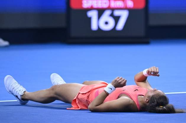 (241005) -- BEIJING, Oct. 5, 2024 -- Zheng Qinwen of China reacts after getting injured during the women s singles semifinal match against Karolina Muchova of the Czech Republic at 2024 China Open tennis tournament in Beijing, capital of China, Oct. 5, 2024. ) (SP)CHINA-BEIJING-TENNIS-CHINA OPEN-WOMEN S SINGLES(CN) ZhangxLong 