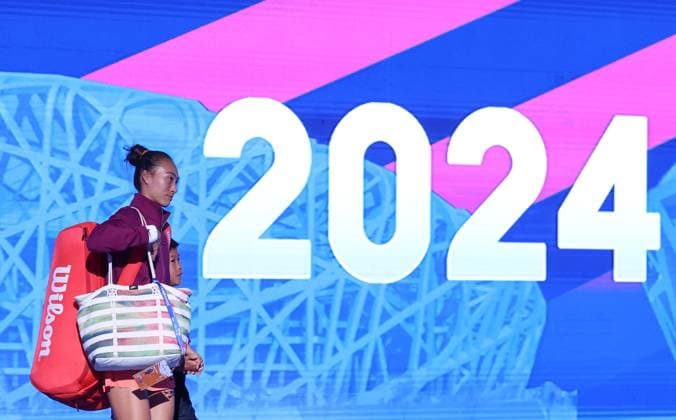 (241005) -- BEIJING, Oct. 5, 2024 -- Zheng Qinwen of China walks into court before the women s singles semifinal match against Karolina Muchova of the Czech Republic at 2024 China Open tennis tournament in Beijing, capital of China, Oct. 5, 2024. ) (SP)CHINA-BEIJING-TENNIS-CHINA OPEN-WOMEN S SINGLES(CN) BaixXuefei 
