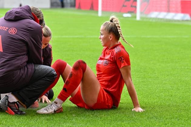 Google Pixel Womens Bundesliga FC Bayern Munich Women 1 FC Cologne Women 05 10 2024 the battered Giulia GWINN FCB 7 is treated injured Womens Bundesliga FC Bayern Munich Women 1 FC Cologne Women, FC Bayern Campus on 05 10 2024 Copyright: xBEAUTIFULxSPORTS Goldbergx