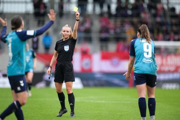 Soccer, Google Pixel Womens Bundesliga, 20241005, FC Bayern Munich 1 FC Cologne In the picture yellow card, from left referee Fabienne MICHEL, Adriana ACHCINSKA 1 FC Cologne, 9 Munich FC Bayern Campus Bayern Germany Copyright: Passion2Press MarkusxFischerx