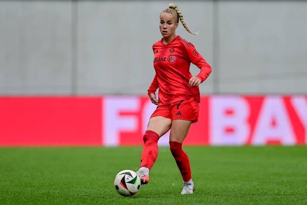 Giulia Gwinn FC Bayern Munich, FCB, 7 on the ball, cropped, full body, single image, action, action, 05 10 2024, Munich Germany , Football, Google Pixel Women Bundesliga, FC Bayern Munich 1 FC Cologne, DFB DFL REGULATIONS PROHIBIT ANY USE OF PHOTOGRAPHS AS IMAGE SEQUENCES AND OR QUASI VIDEO xslx