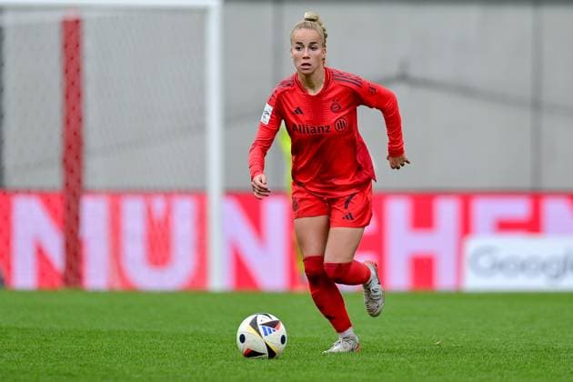 Giulia Gwinn FC Bayern Munich, FCB, 7 on the ball, cropped, full body, single image, action, action, 05 10 2024, Munich Germany , Football, Google Pixel Women Bundesliga, FC Bayern Munich 1 FC Cologne, DFB DFL REGULATIONS PROHIBIT ANY USE OF PHOTOGRAPHS AS IMAGE SEQUENCES AND OR QUASI VIDEO xslx