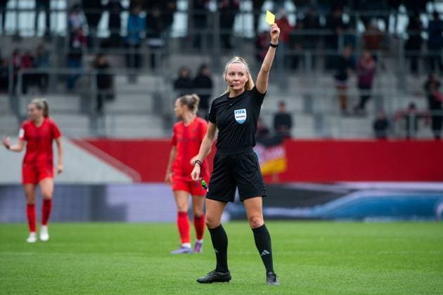 Referee Fabienne Michel shows the yellow card, GER, FC Bayern Muenchen vs 1 FC Koeln, Football Google Pixel Womens Bundesliga, Matchday 5, Season 2024 2025, 05 10 2024 DFB regulations prohibit any use of photographs as image sequences and or quasi video GER, FC Bayern Muenchen vs 1 FC Koeln, Football Google Pixel Womens Bundesliga, Matchday 5, Season 2024 2025, 05 10 2024 Muenchen Copyright: xEibner-Pressefoto Memmlerx EP_MMR