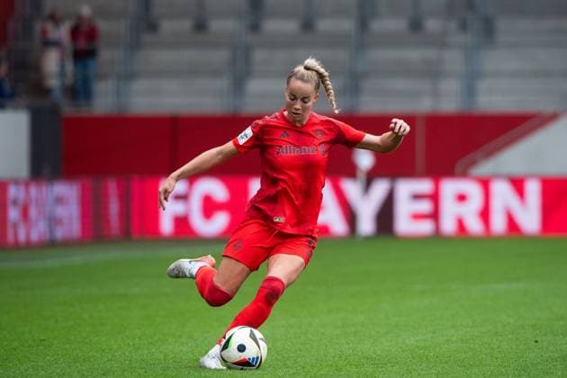Giulia Gwinn FC Bayern Muenchen, 07 on the ball, GER, FC Bayern Muenchen vs 1 FC Koeln, Football Google Pixel Frauen Bundesliga, 5 Spieltag, Saison 2024 2025, 05 10 2024 DFB regulations prohibit any use of photographs as image sequences and or quasi video GER, FC Bayern Muenchen vs 1 FC Koeln, Football Google Pixel Frauen Bundesliga, 5 Spieltag, Saison 2024 2025, 05 10 2024 Muenchen Copyright: xEibner-Pressefoto Memmlerx EP_MMR