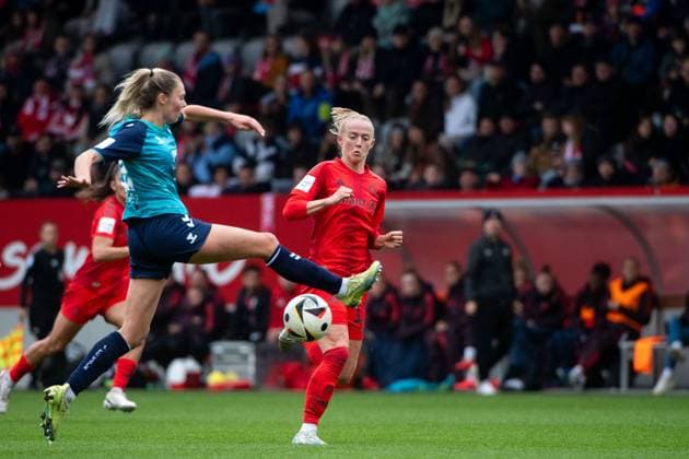 Lea Schueller FC Bayern Muenchen, 11 in duel with Janina Hechler FC Koeln, 28 , GER, FC Bayern Muenchen vs 1 FC Koeln, Fußball Google Pixel Frauen Bundesliga, 5 Spieltag, Saison 2024 2025, 05 10 2024 DFB regulations prohibit any use of photographs as image sequences and or quasi video GER, FC Bayern Muenchen vs 1 FC Koeln, Fussball Google Pixel Frauen Bundesliga, 5 Spieltag, Saison 2024 2025, 05 10 2024 Muenchen Copyright: xEibner-Pressefoto Memmlerx EP_MMR