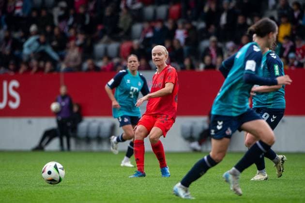 Pernille Harder FC Bayern Muenchen, 21 on the ball, GER, FC Bayern Muenchen vs 1 FC Koeln, Football Google Pixel Frauen Bundesliga, 5 Spieltag, Saison 2024 2025, 05 10 2024 DFB regulations prohibit any use of photographs as image sequences and or quasi video GER, FC Bayern Muenchen vs 1 FC Koeln, Football Google Pixel Frauen Bundesliga, 5 Spieltag, Saison 2024 2025, 05 10 2024 Muenchen Copyright: xEibner-Pressefoto Memmlerx EP_MMR