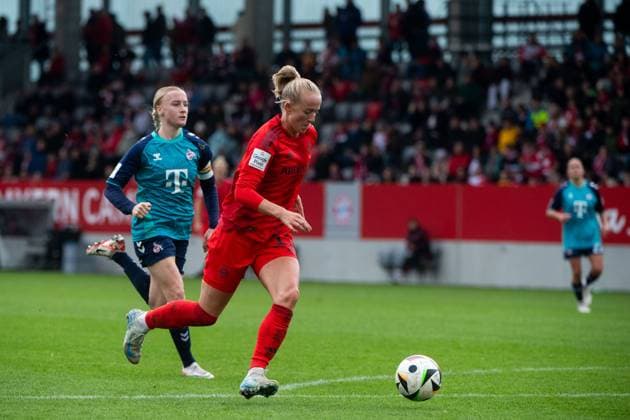 Lea Schueller FC Bayern Muenchen, 11 on the ball, behind her Anna Gerhardt FC Koeln, 21 , GER, FC Bayern Muenchen vs 1 FC Koeln, Fußball Google Pixel Frauen Bundesliga, 5 Spieltag, Saison 2024 2025, 05 10 2024 DFB regulations prohibit any use of photographs as image sequences and or quasi video GER, FC Bayern Muenchen vs 1 FC Koeln, Fussball Google Pixel Frauen Bundesliga, 5 Spieltag, Saison 2024 2025, 05 10 2024 Muenchen Copyright: xEibner-Pressefoto Memmlerx EP_MMR