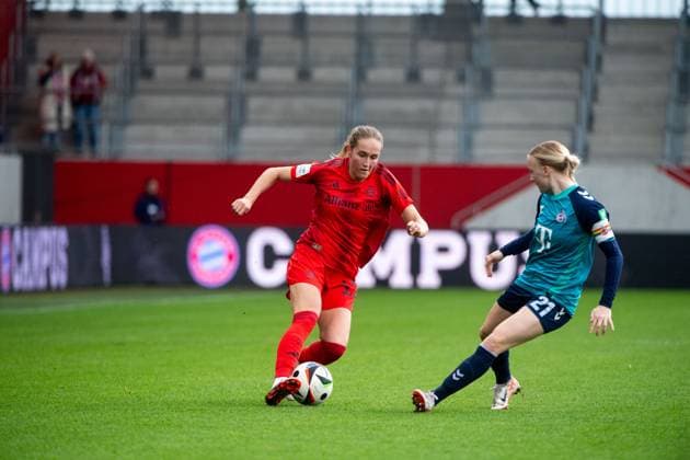 Sydney Lohmann FC Bayern Muenchen, 12 in duel with Anna Gerhardt FC Koeln, 21 , GER, FC Bayern Muenchen vs 1 FC Koeln, Fußball Google Pixel Frauen Bundesliga, 5 Spieltag, Saison 2024 2025, 05 10 2024 DFB regulations prohibit any use of photographs as image sequences and or quasi video GER, FC Bayern Muenchen vs 1 FC Koeln, Fussball Google Pixel Frauen Bundesliga, 5 Spieltag, Saison 2024 2025, 05 10 2024 Muenchen Copyright: xEibner-Pressefoto Memmlerx EP_MMR