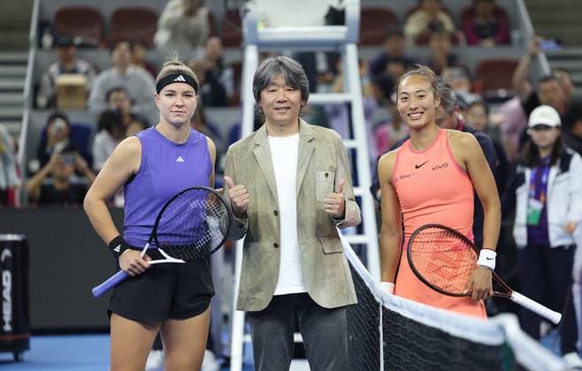 (241005) -- BEIJING, Oct. 5, 2024 -- Zheng Qinwen (R) of China and Karolina Muchova (L) of the Czech Republic pose with singer Lao Lang before the women s singles semifinal at 2024 China Open tennis tournament in Beijing, capital of China, Oct. 5, 2024. ) (SP)CHINA-BEIJING-TENNIS-CHINA OPEN-WOMEN S SINGLES(CN) BaixXuefei 