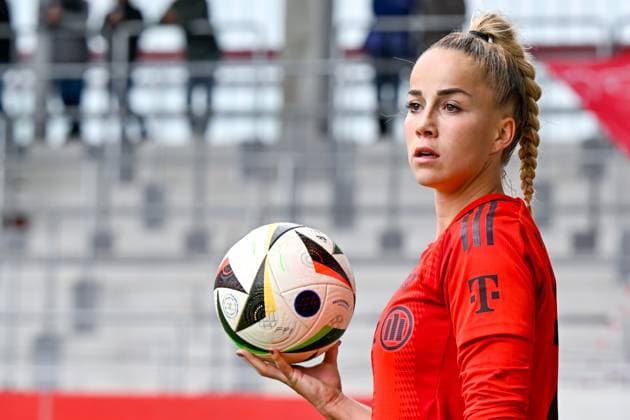 Giulia Gwinn FC Bayern Munich, FCB, 7 at throw-in, single image, action, action, 05 10 2024, Munich Germany , Soccer, Google Pixel Women Bundesliga, FC Bayern Munich 1 FC Cologne, DFB DFL REGULATIONS PROHIBIT ANY USE OF PHOTOGRAPHS AS IMAGE SEQUENCES AND OR QUASI VIDEO xslx