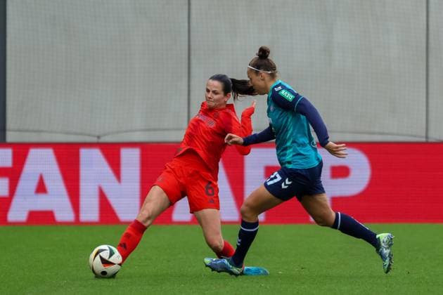 Tuva Hansen FC Bayern Muenchen, 06 with ball with Nicole Billa 1 FC Koeln, 17 , FC Bayern Muenchen vs 1 FC Koeln, Football, Google Pixel Frauen Bundesliga, 5 Spieltag, Saison 2024 25, 05 10 2024, DFB REGULATIONS PROHIBIT ANY USE OF PHOTOGRAPHS AS IMAGE SEQUENCES, FC Bayern Muenchen vs 1 FC Koeln, Football, Google Pixel Frauen Bundesliga, 5 Spieltag, Saison 2024 25, 05 10 2024 Muenchen Copyright: xEibner-Pressefoto JennixMaulx EP_JML