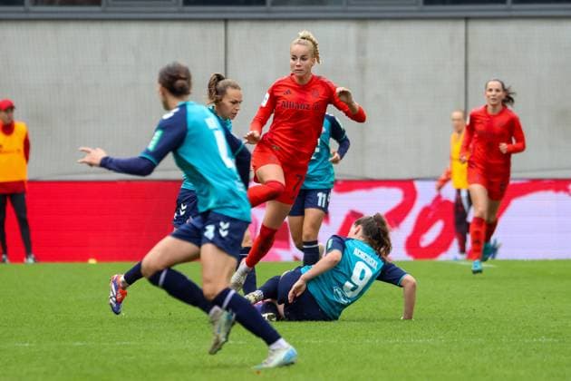 Giulia Gwinn FC Bayern Muenchen, 07 in duel, FC Bayern Muenchen vs 1 FC Koeln, Football, Google Pixel Frauen Bundesliga, 5 Spieltag, Saison 2024 25, 05 10 2024, DFB REGULATIONS PROHIBIT ANY USE OF PHOTOGRAPHS AS IMAGE SEQUENCES, FC Bayern Muenchen vs 1 FC Koeln, Football, Google Pixel Frauen Bundesliga, 5 Spieltag, Saison 2024 25, 05 10 2024 Muenchen Copyright: xEibner-Pressefoto JennixMaulx EP_JML