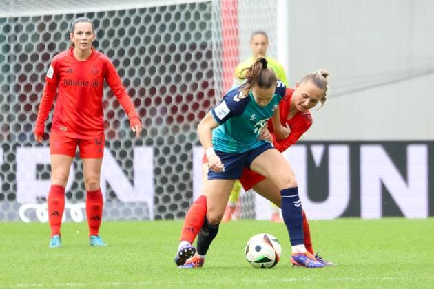 Dora Zeller 1 FC Koeln, 19 in duel with Samatha Kerr FC Bayern Muenchen, 26 FC Bayern Muenchen vs 1 FC Koeln, Football, Google Pixel Frauen Bundesliga, 5 Spieltag, Saison 2024 25, 05 10 2024, DFB REGULATIONS PROHIBIT ANY USE OF PHOTOGRAPHS AS IMAGE SEQUENCES, FC Bayern Muenchen vs 1 FC Koeln, Football, Google Pixel Frauen Bundesliga, 5 Spieltag, Saison 2024 25, 05 10 2024 Muenchen Copyright: xEibner-Pressefoto JennixMaulx EP_JML