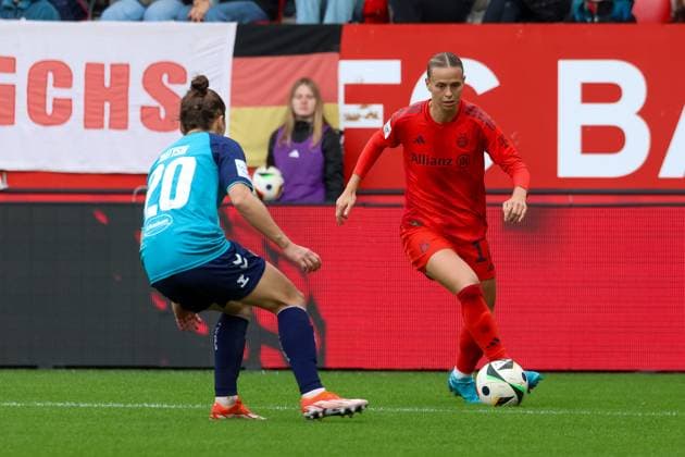 Klara Buehl FC Bayern Muenchen, 17 with ball, with Sylwia Matysik 1 FC Koeln, 20 , FC Bayern Muenchen vs 1 FC Koeln, Football, Google Pixel Frauen Bundesliga, 5 Spieltag, Saison 2024 25, 05 10 2024, DFB REGULATIONS PROHIBIT ANY USE OF PHOTOGRAPHS AS IMAGE SEQUENCES, FC Bayern Muenchen vs 1 FC Koeln, Football, Google Pixel Frauen Bundesliga, 5 Spieltag, Saison 2024 25, 05 10 2024 Muenchen Copyright: xEibner-Pressefoto JennixMaulx EP_JML