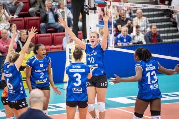 Jolien Knollema Allianz MTV Stuttgart, 10 2vr rejoices with team, cheers, joy GER, Allianz MTV Stuttgart vs VC Wiesbaden Volleyball Bundesliga, VBL, 2024 2025 season, 05 10 2024 GER, Allianz MTV Stuttgart vs VC Wiesbaden Volleyball Bundesliga, VBL, 2024 2025 season, 05 10 2024 Stuttgart Copyright: xSandyxDinkelackerx EP_SDR