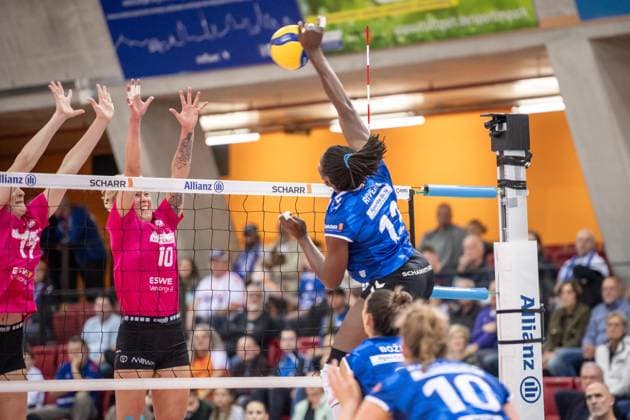 Krystal Rivers Allianz MTV Stuttgart, 13 vs Rachel Joy Gomez VC Wiesbaden, 17 and Olivia Rusek VC Wiesbaden, 10 GER, Allianz MTV Stuttgart vs VC Wiesbaden Volleyball Bundesliga, VBL, 2024 2025 season, 05 10 2024 GER, Allianz MTV Stuttgart vs VC Wiesbaden Volleyball Bundesliga, VBL, 2024 2025 season, 05 10 2024 Stuttgart Copyright: xSandyxDinkelackerx EP_SDR