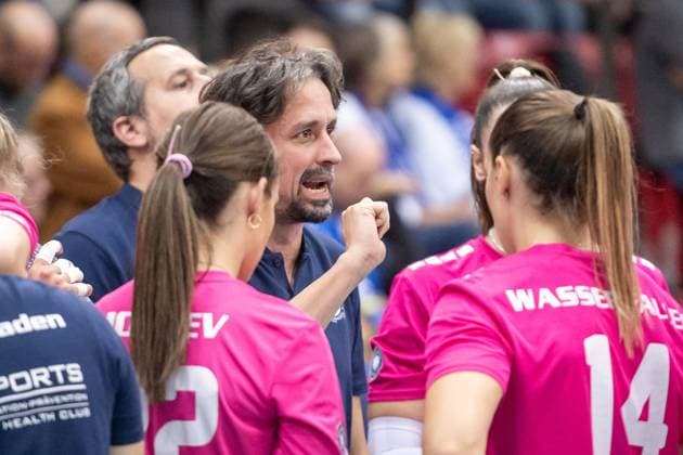 Benedikt Frank Coach VC Wiesbaden Time-out, speech to the team GER, Allianz MTV Stuttgart vs VC Wiesbaden Volleyball Bundesliga, VBL, 2024 2025 season, 05 10 2024 GER, Allianz MTV Stuttgart vs VC Wiesbaden Volleyball Bundesliga, VBL, 2024 2025 season, 05 10 2024 Stuttgart Copyright: xSandyxDinkelackerx EP_SDR