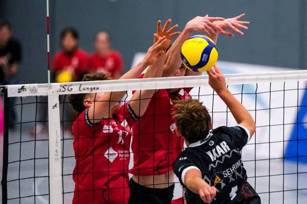 Aurel Sprenger TV Rottenburg, 17 , Maik Trautmann TV Rottenburg, 06 , Felix Haar SSG Langen, 01 , GER, SSG Langen vs TV Rottenburg, Volleyball, Men, 2 Bundesliga Sued, Season 2024 2025, 05 10 2024 GER, SSG Langen vs TV Rottenburg, Volleyball, Men, 2 Bundesliga Sued, Season 24 25, 05 10 2024 Langen Copyright: xEibner-Pressefoto FlorianxWieganx EP_FWD
