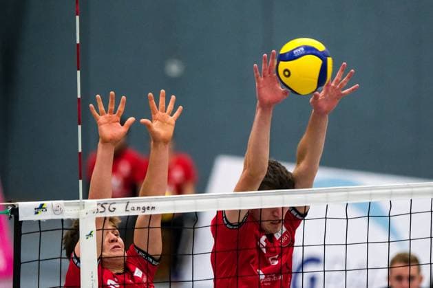 Aurel Sprenger TV Rottenburg, 17 and Maik Trautmann TV Rottenburg, 06 on the ball, GER, SSG Langen vs TV Rottenburg, Volleyball, Men, 2 Bundesliga Sued, Season 2024 2025, 05 10 2024 GER, SSG Langen vs TV Rottenburg, Volleyball, Men, 2 Bundesliga Sued, Season 24 25, 05 10 2024 Langen Copyright: xEibner-Pressefoto FlorianxWieganx EP_FWD