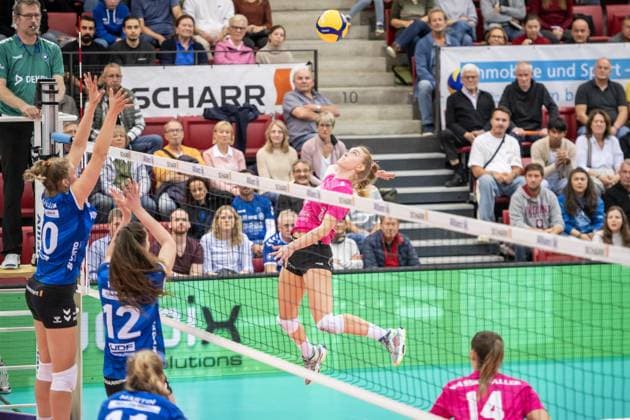 Tanja Grosser VC Wiesbaden, 04 plays ball over the net Stuttgart block out Jolien Knollema Allianz MTV Stuttgart, 10 , Lucia Varela Gomez Allianz MTV Stuttgart, 12 GER, Allianz MTV Stuttgart vs VC Wiesbaden Volleyball Bundesliga, VBL, 2024 2025 season, 05 10 2024 GER, Allianz MTV Stuttgart vs VC Wiesbaden Volleyball Bundesliga, VBL, 2024 2025 season, 05 10 2024 Stuttgart Copyright: xSandyxDinkelackerx EP_SDR