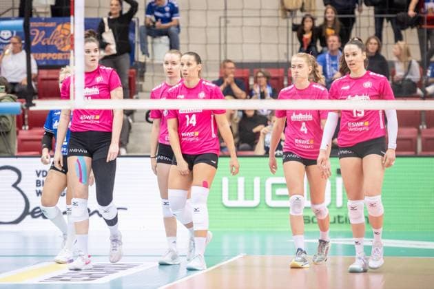 Celine Jebens VC Wiesbaden, 11 , Adirana Welna VC Wiesbaden, 07 , Jonna Wasserfaller VC Wiesbaden, 14 , Tanja Grosser VC Wiesbaden, 04 , Greta Kiss VC Wiesbaden, 19 visibly disappointed GER, Allianz MTV Stuttgart vs VC Wiesbaden Volleyball Bundesliga, VBL, 2024 2025 season, 05 10 2024 GER, Allianz MTV Stuttgart vs VC Wiesbaden Volleyball Bundesliga, VBL, 2024 2025 season, 05 10 2024 Stuttgart Copyright: xSandyxDinkelackerx EP_SDR