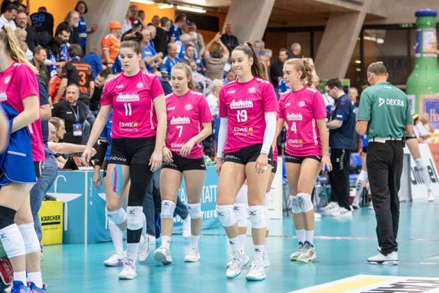 vl Celine Jebens VC Wiesbaden, 11 , Adirana Welna VC Wiesbaden, 07 , Greta Kiss VC Wiesbaden, 19 , Tanja Grosser VC Wiesbaden, 04 Enttaeuschtes Team des VCW GER, Allianz MTV Stuttgart vs VC Wiesbaden Volleyball Bundesliga, VBL, Spielzeit 2024 2025, 05 10 2024 GER, Allianz MTV Stuttgart vs VC Wiesbaden Volleyball Bundesliga, VBL, Spielzeit 2024 2025, 05 10 2024 Stuttgart Copyright: xSandyxDinkelackerx EP_SDR