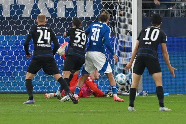Michael Cuisance Hertha BSC , not in the picture, scores the goal to 0 1, goalkeeper Justin Heekeren FC Schalke 04 , back 05 10 2024, Soccer 2 Bundesliga, Matchday 8, Season 2024 2025 FC Schalke 04 Hertha BSC Gelsenkirchen Veltins Arena Nordrhein Westfalen Germany Team2
