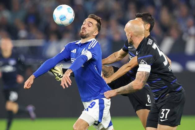 05 10 2024, Football, FC Schalke 04 Hertha BSC, 1 Soccer Bundesliga, Matchday 6, Veltins Arena Gelsenkirchen, Season 2024 2025 Kenan Karaman Schalke04 19 vs Kevin Sessa Hertha BSC 8 and Toni Leistner Hertha BSC 37 in duel DFB regulations prohibit any use of photographs as image sequences and or quasi video Nordrhein Westfalen Germany