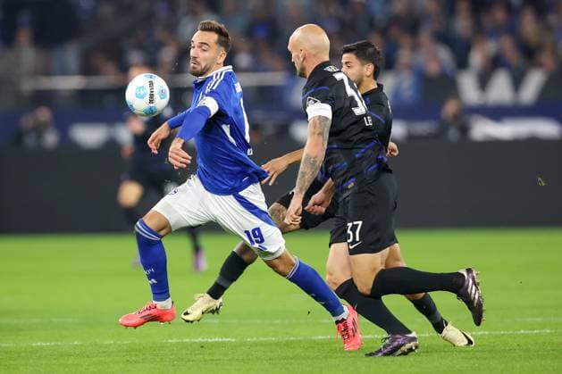 05 10 2024, Football, FC Schalke 04 Hertha BSC, 1 Soccer Bundesliga, Matchday 6, Veltins Arena Gelsenkirchen, Season 2024 2025 Kenan Karaman Schalke04 19 vs Kevin Sessa Hertha BSC 8 and Toni Leistner Hertha BSC 37 in duel DFB regulations prohibit any use of photographs as image sequences and or quasi video Nordrhein Westfalen Germany