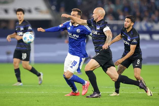 05 10 2024, Football, FC Schalke 04 Hertha BSC, 1 Soccer Bundesliga, Matchday 6, Veltins Arena Gelsenkirchen, Season 2024 2025 Kenan Karaman Schalke04 19 vs Kevin Sessa Hertha BSC 8 and Toni Leistner Hertha BSC 37 in duel DFB regulations prohibit any use of photographs as image sequences and or quasi video Nordrhein Westfalen Germany