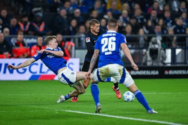 05 10 2024, Football, 2 Bundesliga, Matchday 8 Season 2024 2025, FC Schalke 04 Hertha BSC, Mickaël Cuisance Hertha BSC , Derry Murkin FC Schalke 04 xRHR PHOTO TKx Copyright: RHR-FOTOx RHR-FOTO TK