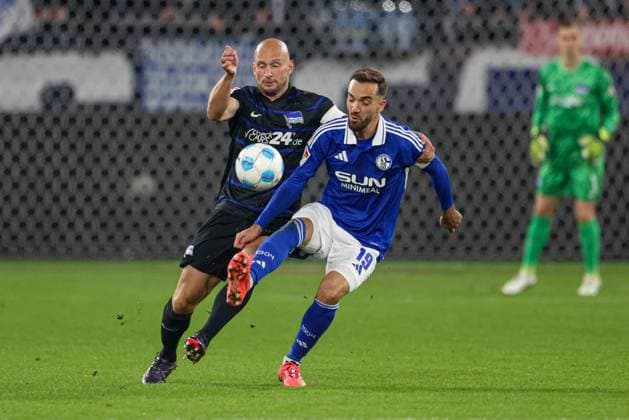 Gelsenkirchen, Germany, 05 10 24 Toni Leistner Hertha BSC Berlin and Kenan Karaman FC Schalke 04 fighting for the puck during the Bundesliga 2 match between FC Schalke 04 Hertha BSC Berlin at Veltins Arena on October 05, 2024 in Gelsenkirchen, Germany Gelsenkirchen Veltins Arena Germany Copyright: xStefanxBrauer Brauer-Fotoagenturx