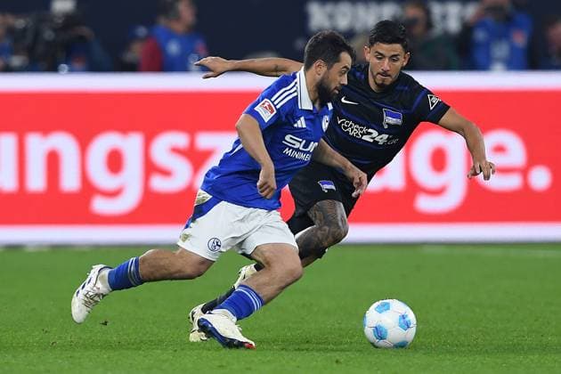 Soccer 2 Bundesliga 8 Matchday FC Schalke 04 Hertha BSC Berlin on 05 10 2024 at the Veltins Arena in Gelsenkirchen Amin Younes Schalke , front Kevin Sessa Berlin , back DFL regulations prohibit any use of photographs as image sequences and or quasi video xRx