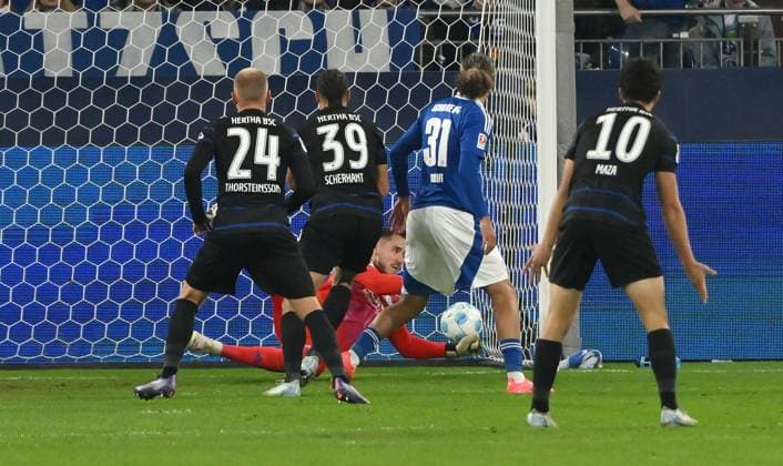 Michael Cuisance Hertha BSC , not in the picture, scores the goal to 0 1, goalkeeper Justin Heekeren FC Schalke 04 , back 05 10 2024, Soccer 2 Bundesliga, Matchday 8, Season 2024 2025 FC Schalke 04 Hertha BSC Gelsenkirchen Veltins Arena Nordrhein Westfalen Germany Team2