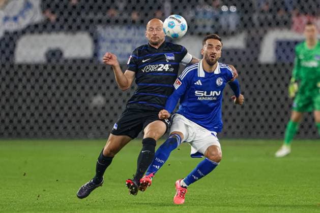Gelsenkirchen, Germany, 05 10 24 Toni Leistner Hertha BSC Berlin and Kenan Karaman FC Schalke 04 fighting for the puck during the Bundesliga 2 match between FC Schalke 04 Hertha BSC Berlin at Veltins Arena on October 05, 2024 in Gelsenkirchen, Germany Gelsenkirchen Veltins Arena Germany Copyright: xStefanxBrauer Brauer-Fotoagenturx
