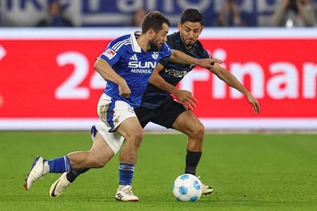 Gelsenkirchen, Germany, 05 10 24 Amin Younes FC Schalke 04 and Kevin Sessa Hertha BSC Berlin fighting for the puck during the Bundesliga 2 match between FC Schalke 04 Hertha BSC Berlin at Veltins Arena on October 05, 2024 in Gelsenkirchen, Germany Gelsenkirchen Veltins Arena Germany Copyright: xStefanxBrauer Brauer-Fotoagenturx